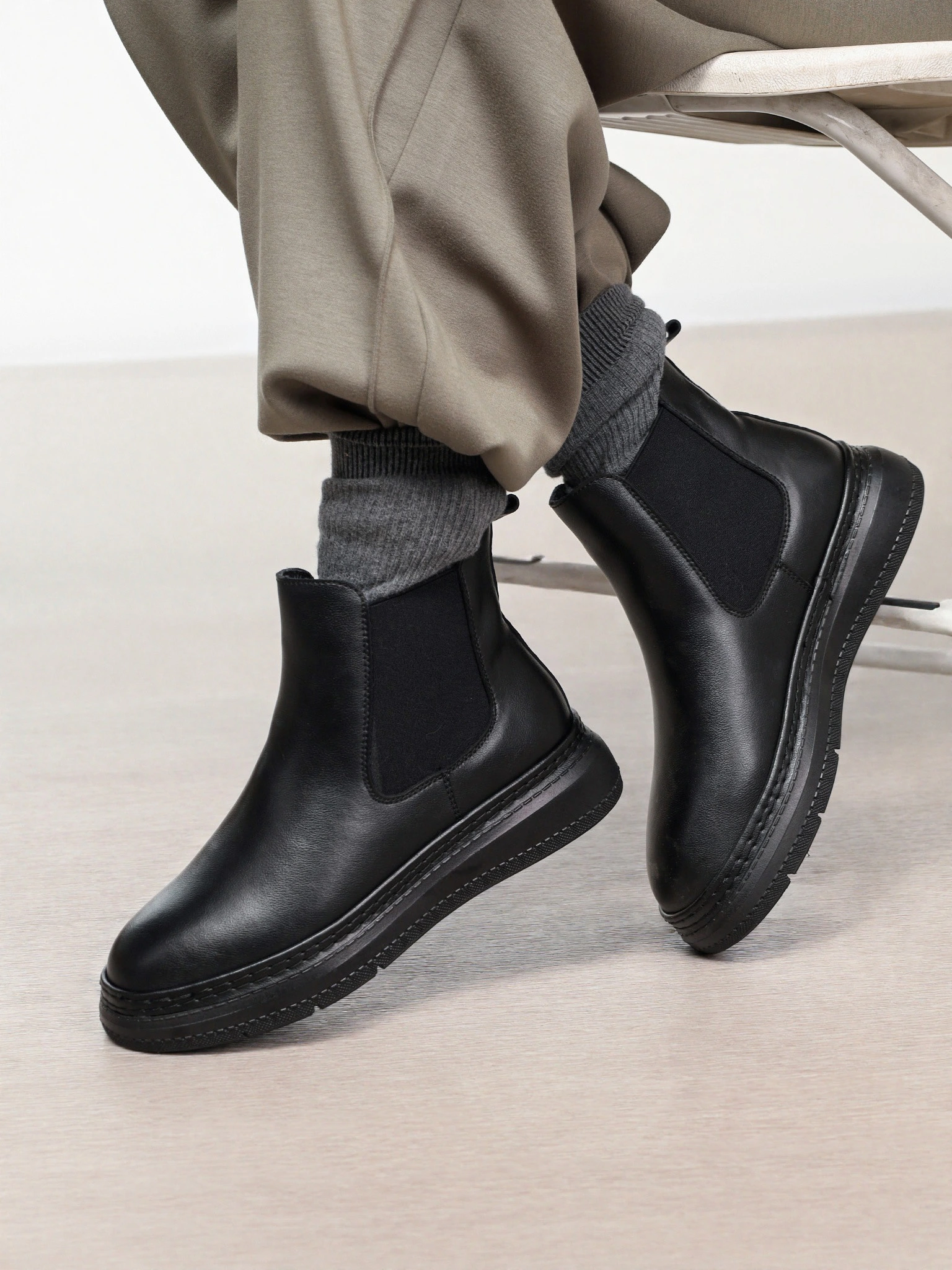 Ботинки-челси черного цвета на низкой подошве